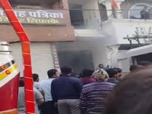 खजूरी बाजार में बिल्डिंग के बेसमैंट में कचरे में लगी आग खजूरी बाजार में बिल्डिंग के बेसमैंट में कचरे में लगी आग