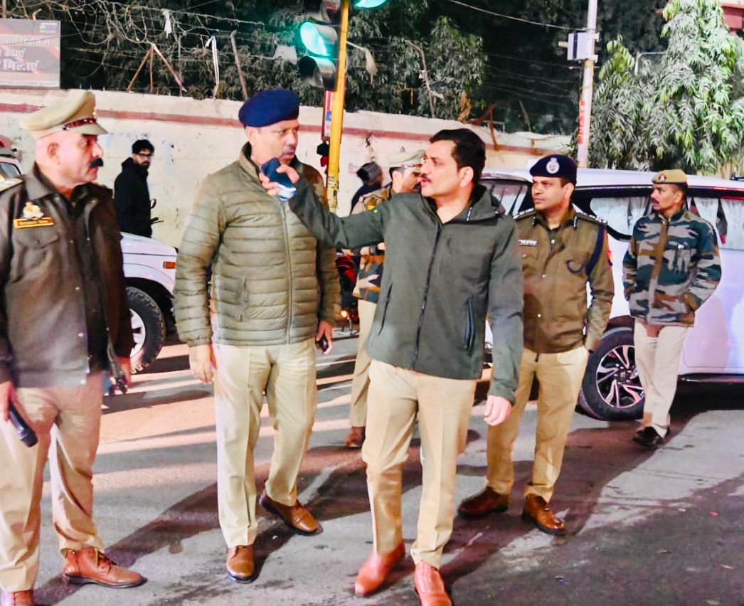 नववर्ष की पूर्व संध्या पर हुड़दंगियों की निगहबानी के लिए गश्त करते सीपी: फोटो बच्चा गुप्ता