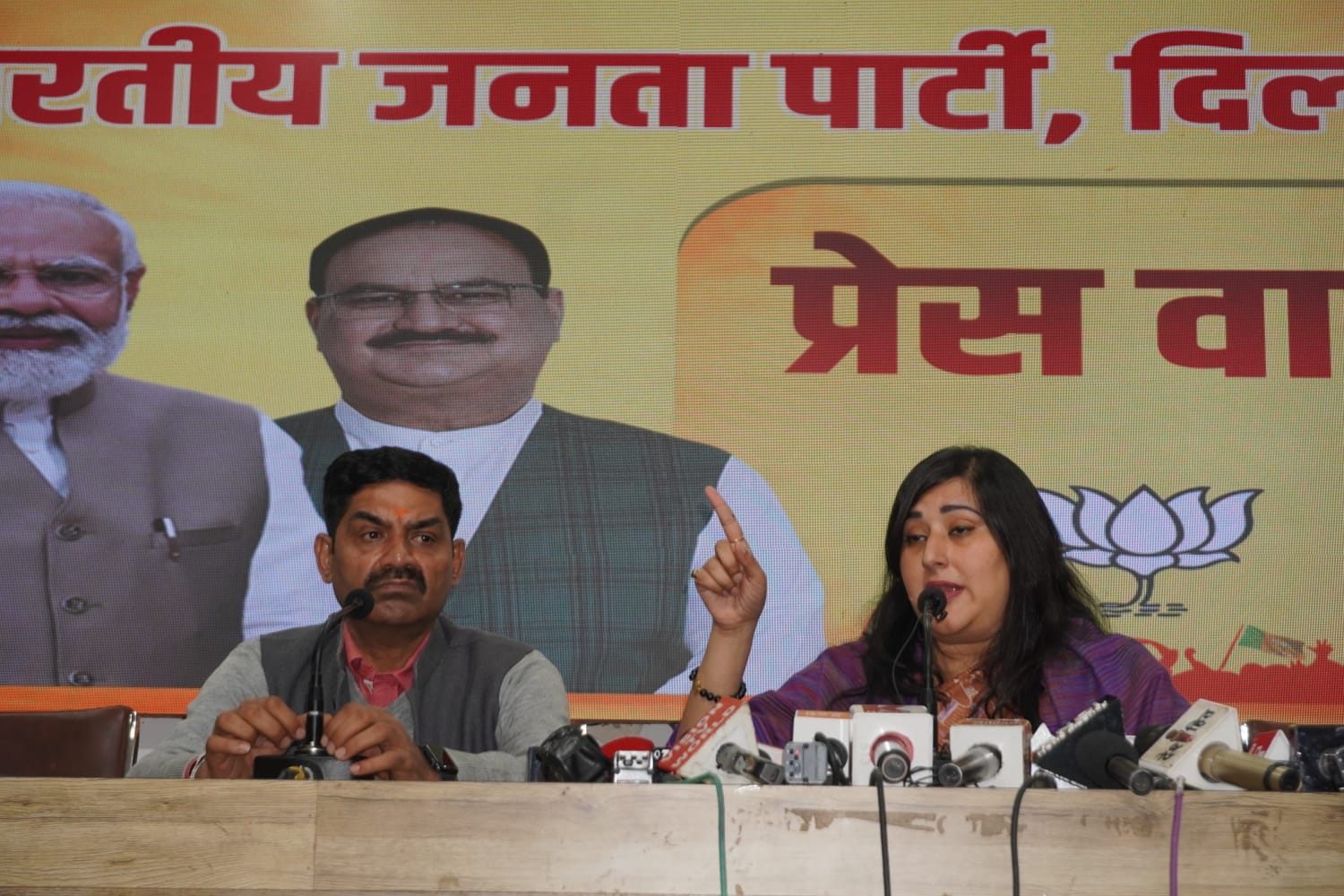 बांसुरी स्वराज ने केजरीवाल पर निशाना साधा बांसुरी स्वराज ने केजरीवाल पर निशाना साधा