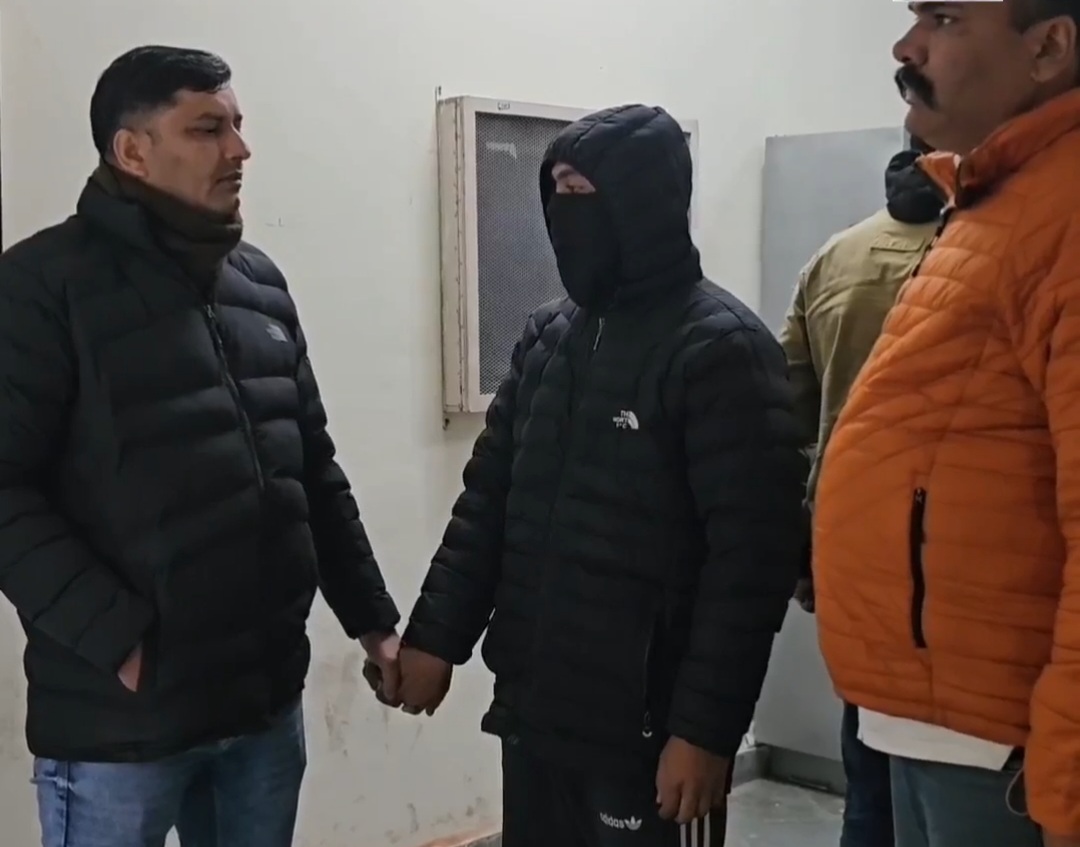 कोर्ट में पेश करते हुए आरोपी को कोर्ट में पेश करते हुए आरोपी को