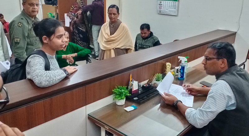 लोगों की समस्याएं सुनते हुए कलेक्टर आशीष सिंह लोगों की समस्याएं सुनते हुए कलेक्टर आशीष सिंह
