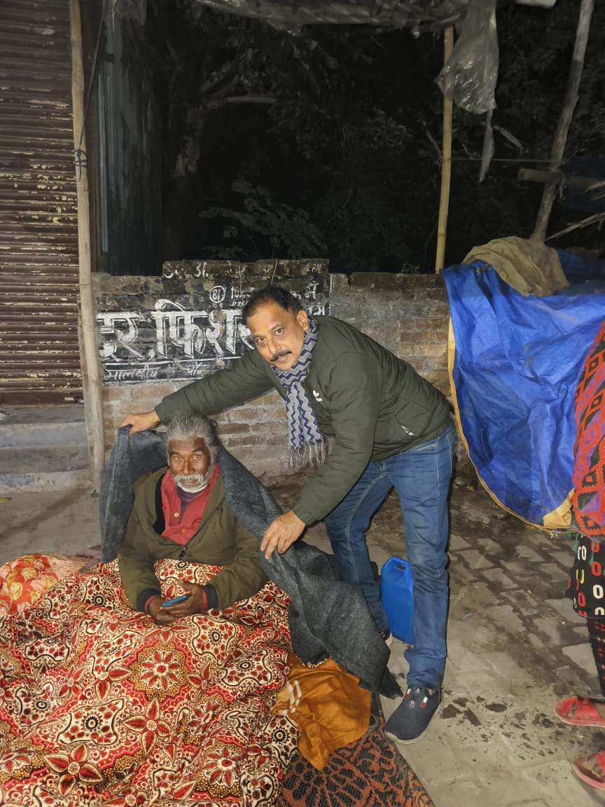 गरीबों को कंबल बांटते हुए गरीबों को कंबल बांटते हुए