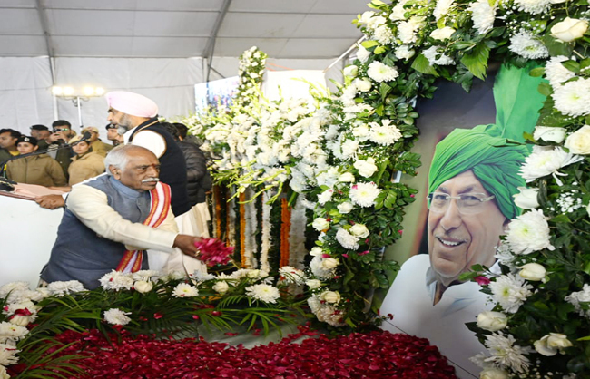 हरियाणा के राज्यपाल बंडारू दत्तात्रेय पूर्व सीएम ओपी चाैटाला काे श्रद्धांजलि भेंट करते हुए हरियाणा के राज्यपाल बंडारू दत्तात्रेय पूर्व सीएम ओपी चाैटाला काे श्रद्धांजलि भेंट करते हुए