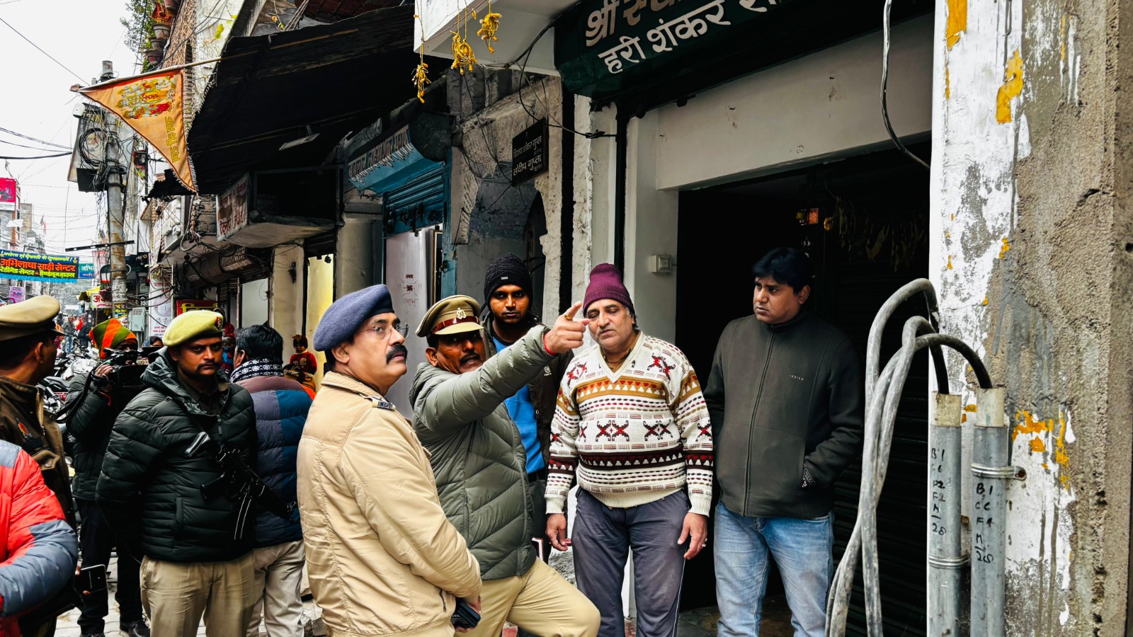 घटनास्थल का जायजा लेते डीसीपी सेंट्रल घटनास्थल का जायजा लेते डीसीपी सेंट्रल