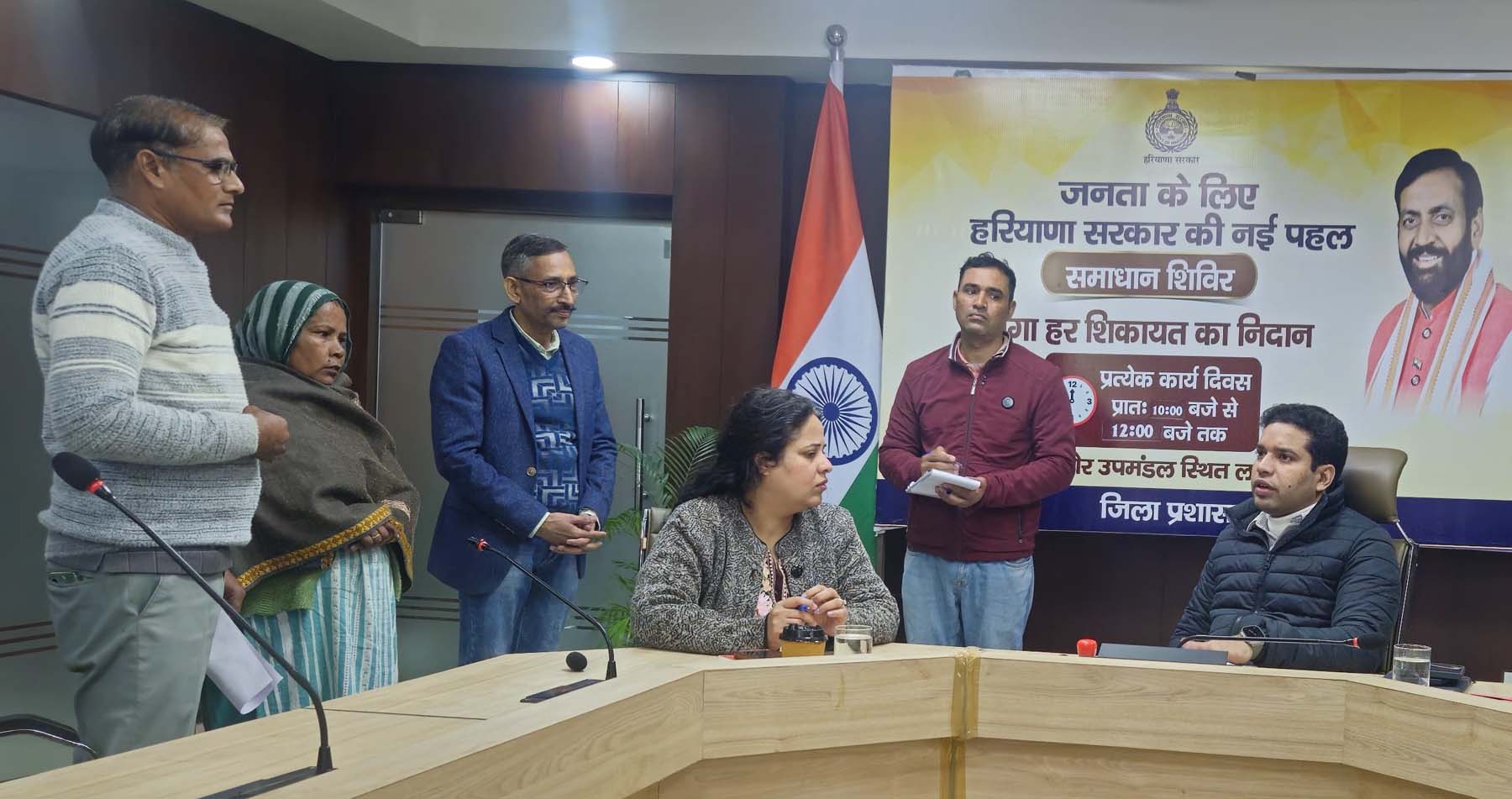 फोटो नंबर-05: गुरुग्राम में समाधान शिविर में शिकायतें सुनते एसडीएम रविंद्र कुमार। फोटो नंबर-05: गुरुग्राम में समाधान शिविर में शिकायतें सुनते एसडीएम रविंद्र कुमार।