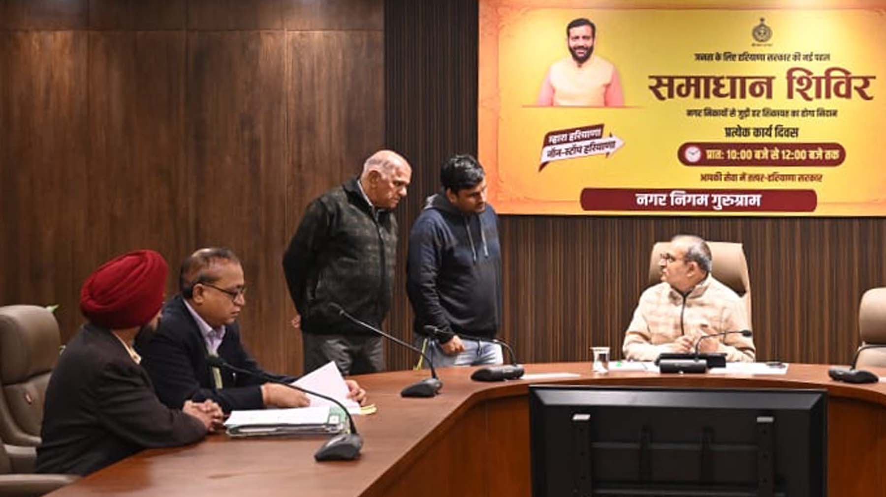 फोटो नंबर-03: नगर निगम में शिकायतें सुनते निगमायुक्त। फोटो नंबर-03: नगर निगम में शिकायतें सुनते निगमायुक्त।