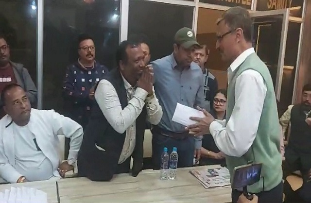 अग्नि पीड़ित व्यवसायियों को सौंपे गए वित्तीय सहायता अग्नि पीड़ित व्यवसायियों को सौंपे गए वित्तीय सहायता