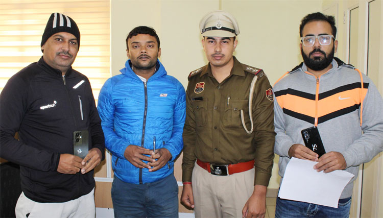 31 Snp-5 सोनीपत: साईबर सैल ईंचार्ज उप निरीक्षक कमल सिंह ने राई स्थित कार्यालय में फोन मालिकों को सौंपते हुए। 31 Snp-5 सोनीपत: साईबर सैल ईंचार्ज उप निरीक्षक कमल सिंह ने राई स्थित कार्यालय में फोन मालिकों को सौंपते हुए।