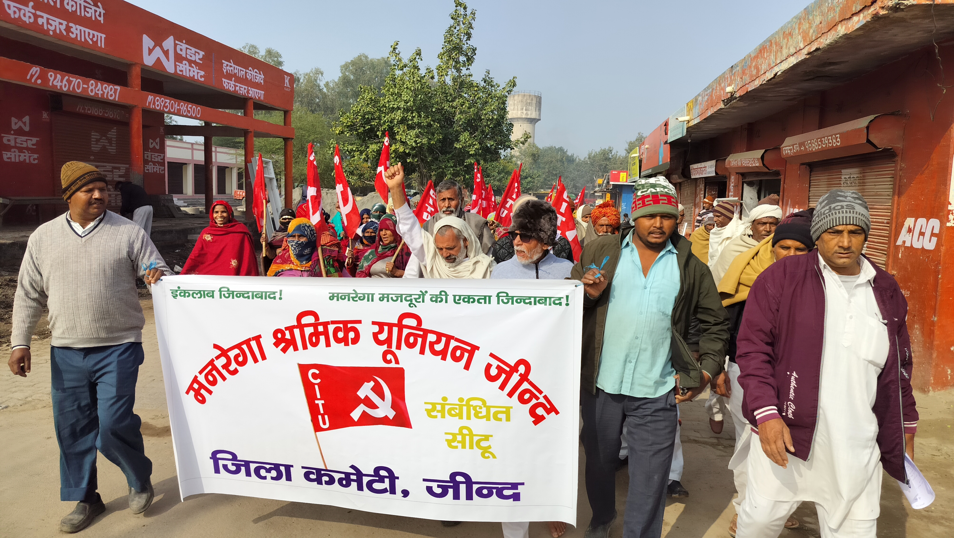 मांगों को लेकर प्रदर्शन करते हुए। मांगों को लेकर प्रदर्शन करते हुए।