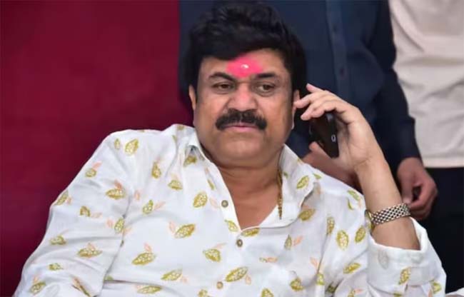 बीड़ में रंगदारी मामले के फरार आरोपित ने पुलिस के समक्ष आत्मसमर्पण किया बीड़ में रंगदारी मामले के फरार आरोपित ने पुलिस के समक्ष आत्मसमर्पण किया