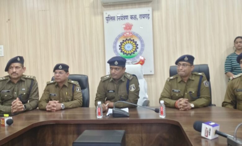 पुलिस की प्रेसवार्ता में खुलासा पुलिस की प्रेसवार्ता में खुलासा