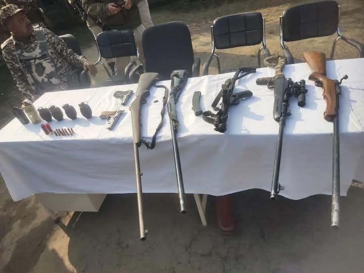 इंफाल वेस्ट में तलाशी अभियान के दौरान बरामद हथियार और गोला-बारूद की तस्वीर। इंफाल वेस्ट में तलाशी अभियान के दौरान बरामद हथियार और गोला-बारूद की तस्वीर।