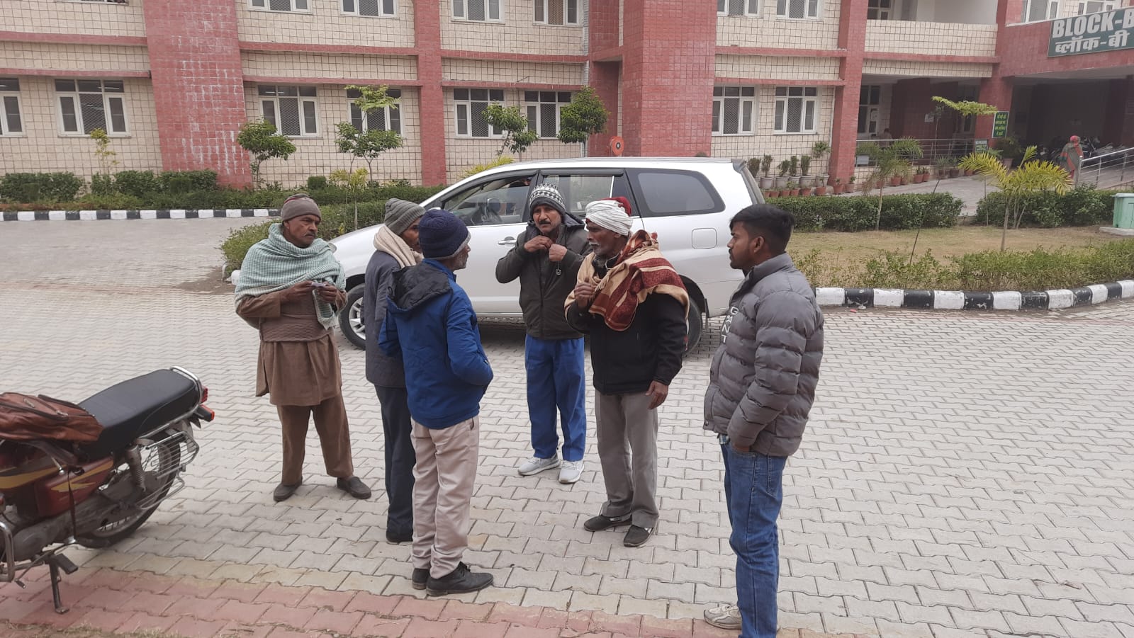 शव का पोस्टमार्टम कराते परिजन शव का पोस्टमार्टम कराते परिजन