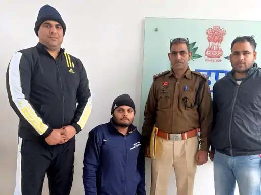 पुलिस की गिरफ्त में आरोपी। पुलिस की गिरफ्त में आरोपी।