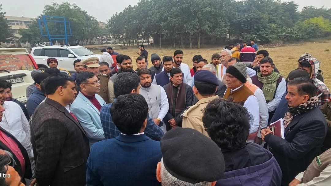 मुख्यमंत्री के आगमन के लिए बनाए गए हेलीपैड का जायजा लेने पहुंचे और भाजपा के नेता मुख्यमंत्री के आगमन के लिए बनाए गए हेलीपैड का जायजा लेने पहुंचे और भाजपा के नेता