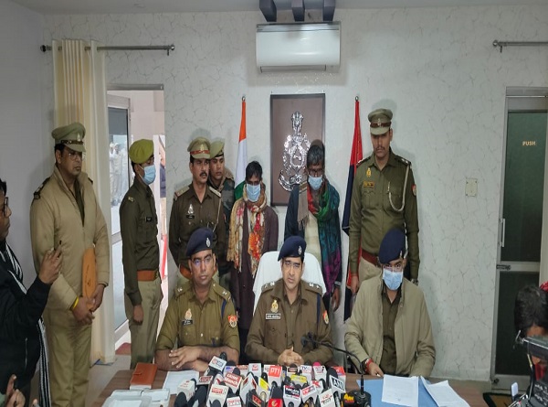 घटना का खुलासा करते पुलिस अधिकारी घटना का खुलासा करते पुलिस अधिकारी