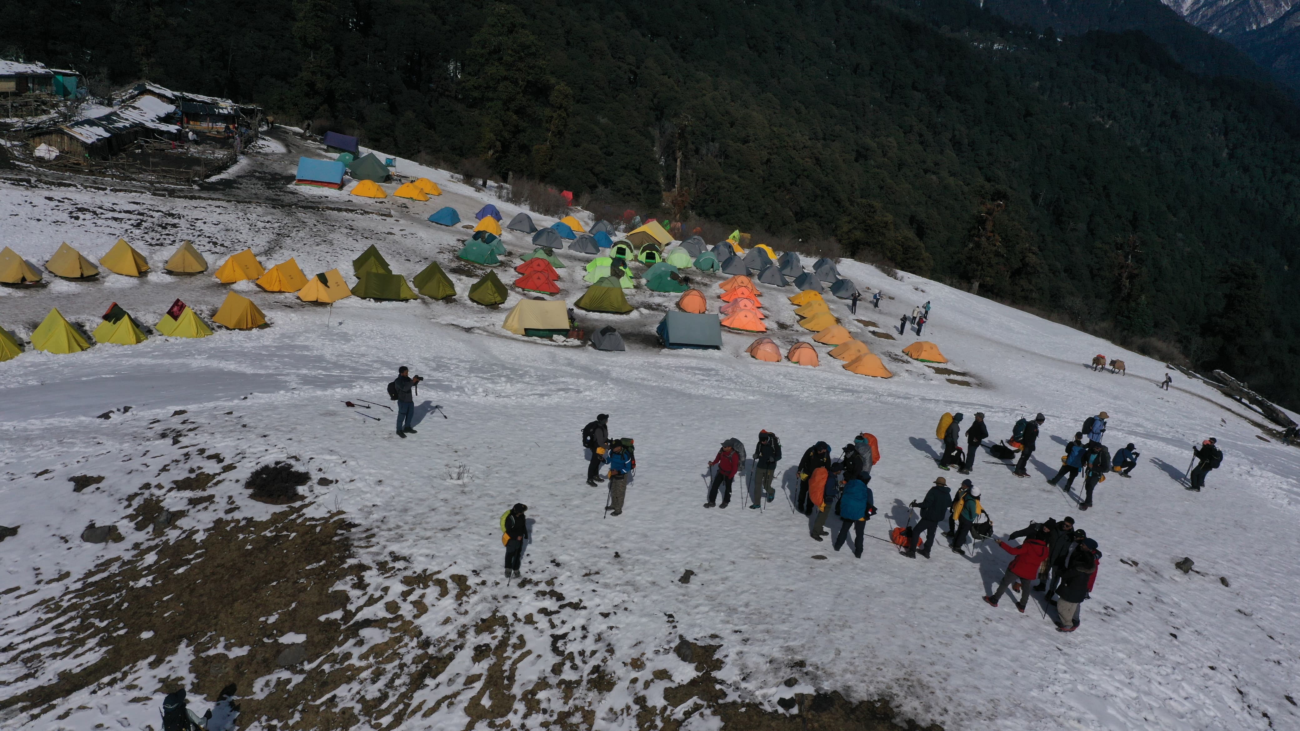 पर्यटकों से गुलज़ार उत्तरकाशी। पर्यटकों से गुलज़ार उत्तरकाशी।