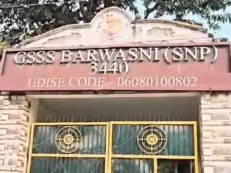 31 Snp-4  सोनीपत: स्कूल के मुख्य द्वार का     फोटो