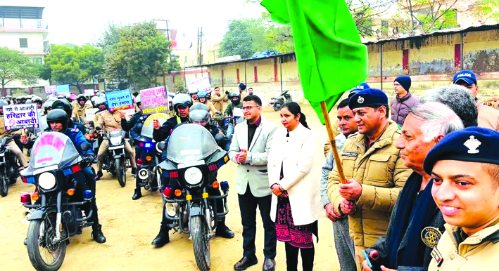रैली को हरी झंडी दिखाकर रवाना करते हुए रैली को हरी झंडी दिखाकर रवाना करते हुए