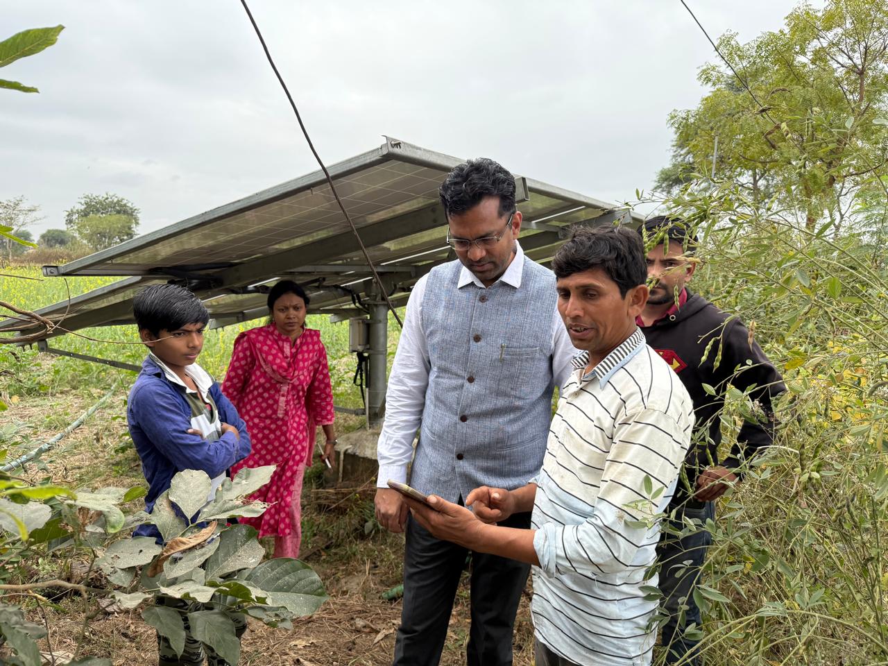मोबाईल एप से सोलर पंप का संचालन करते हुए किसान रमन साहू। मोबाईल एप से सोलर पंप का संचालन करते हुए किसान रमन साहू।