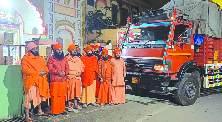 प्रयागराज के लिए रवाना होते संत प्रयागराज के लिए रवाना होते संत