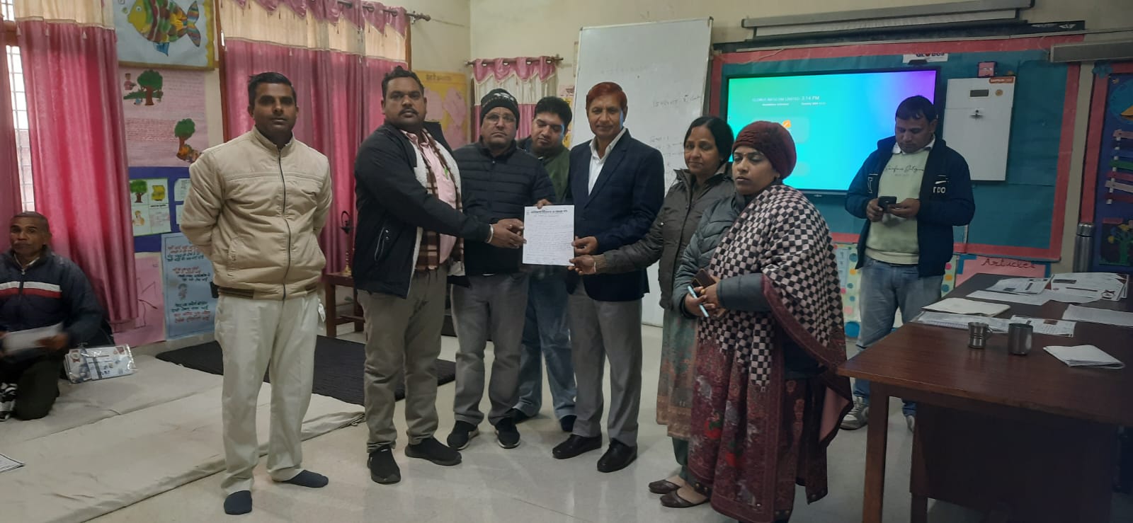 ज्ञापन देते हुए अध्यापक ज्ञापन देते हुए अध्यापक
