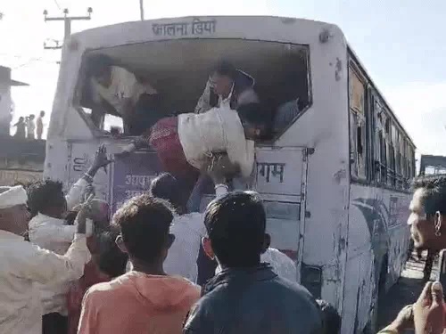 बस के पीछे का कांच तोड़कर सवारियों को बाहर निकाला गया। बस के पीछे का कांच तोड़कर सवारियों को बाहर निकाला गया।