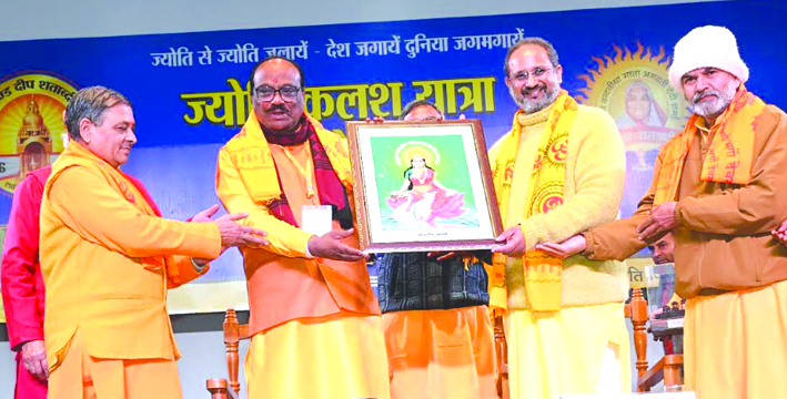 सम्मानित करते हुए सम्मानित करते हुए