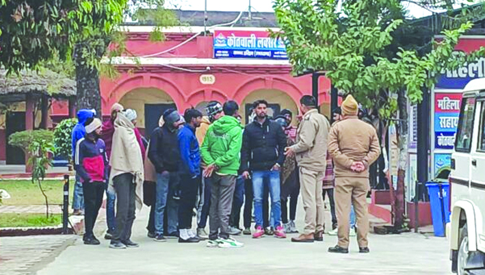 हादसे के बाद कोतवाली में जुटी भीड़ हादसे के बाद कोतवाली में जुटी भीड़