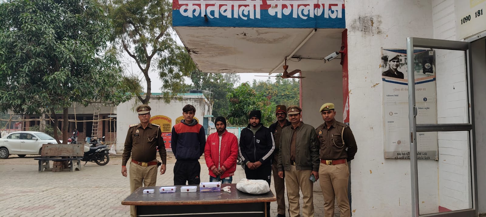 पुलिस गिरफ्त में लुटेरे बदमाश पुलिस गिरफ्त में लुटेरे बदमाश