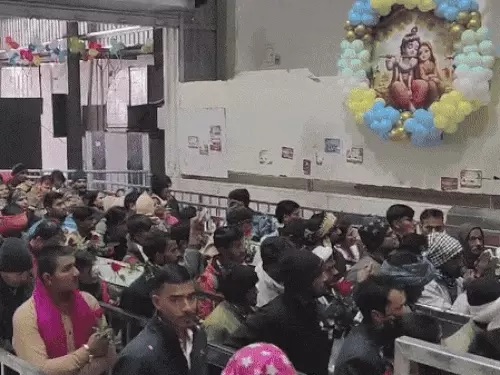 भक्त बाबा के दर्शनों के लिए लाइन में लगे हुए हैं।