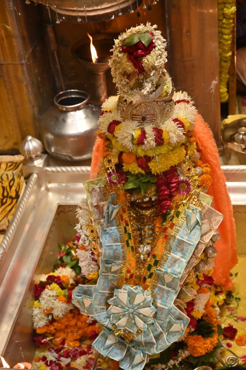 मंदिर में उमड़ी भीड़ और बाबा का झांकी मंदिर में उमड़ी भीड़ और बाबा का झांकी