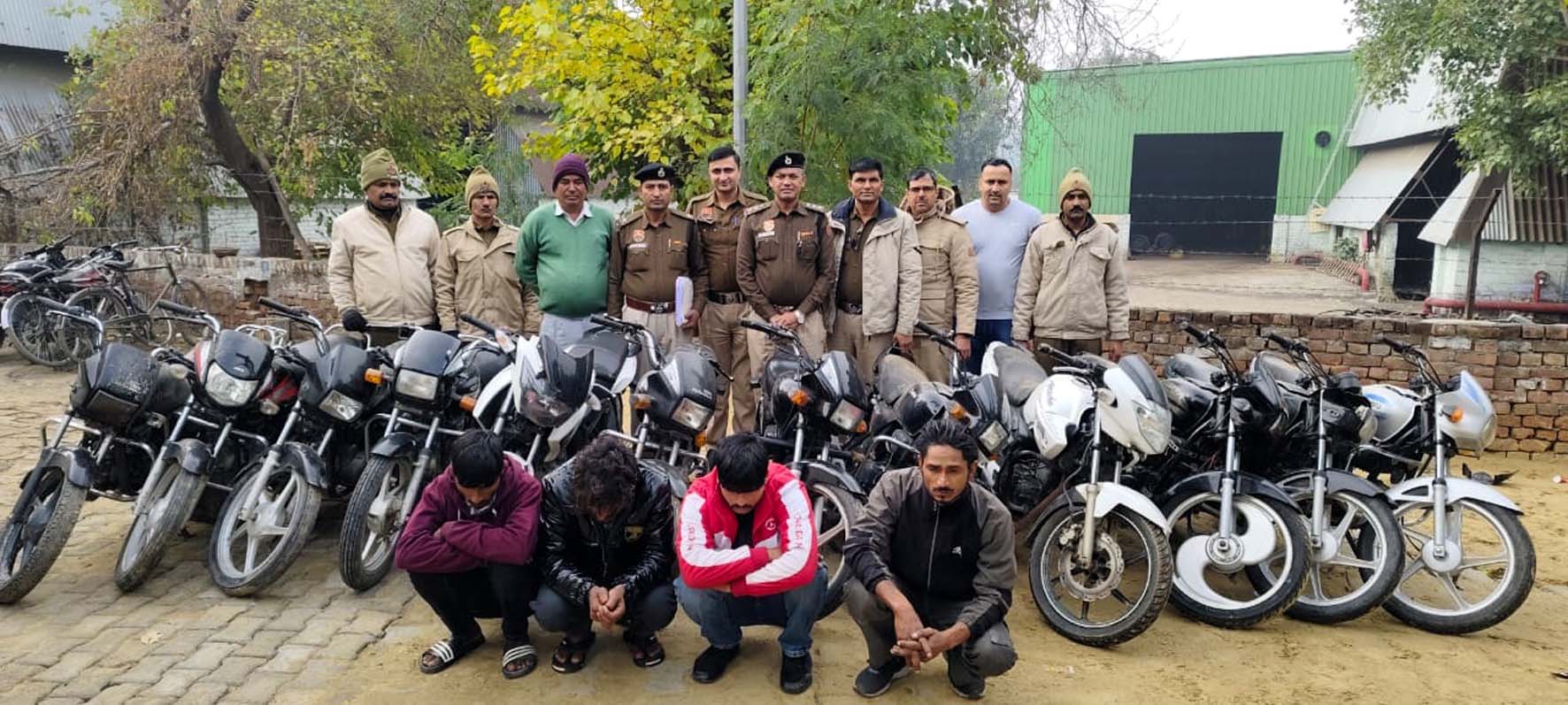 पकड़े गए चोरी के आरोपी। पकड़े गए चोरी के आरोपी।