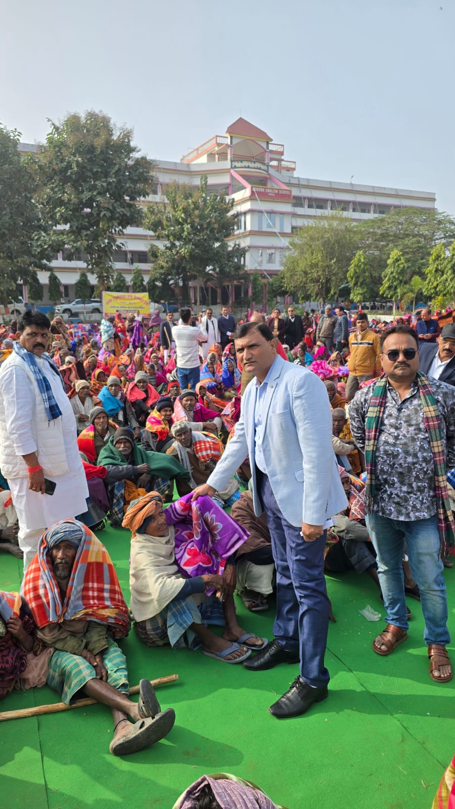 कम्बल वितरित करते समाजसेवी