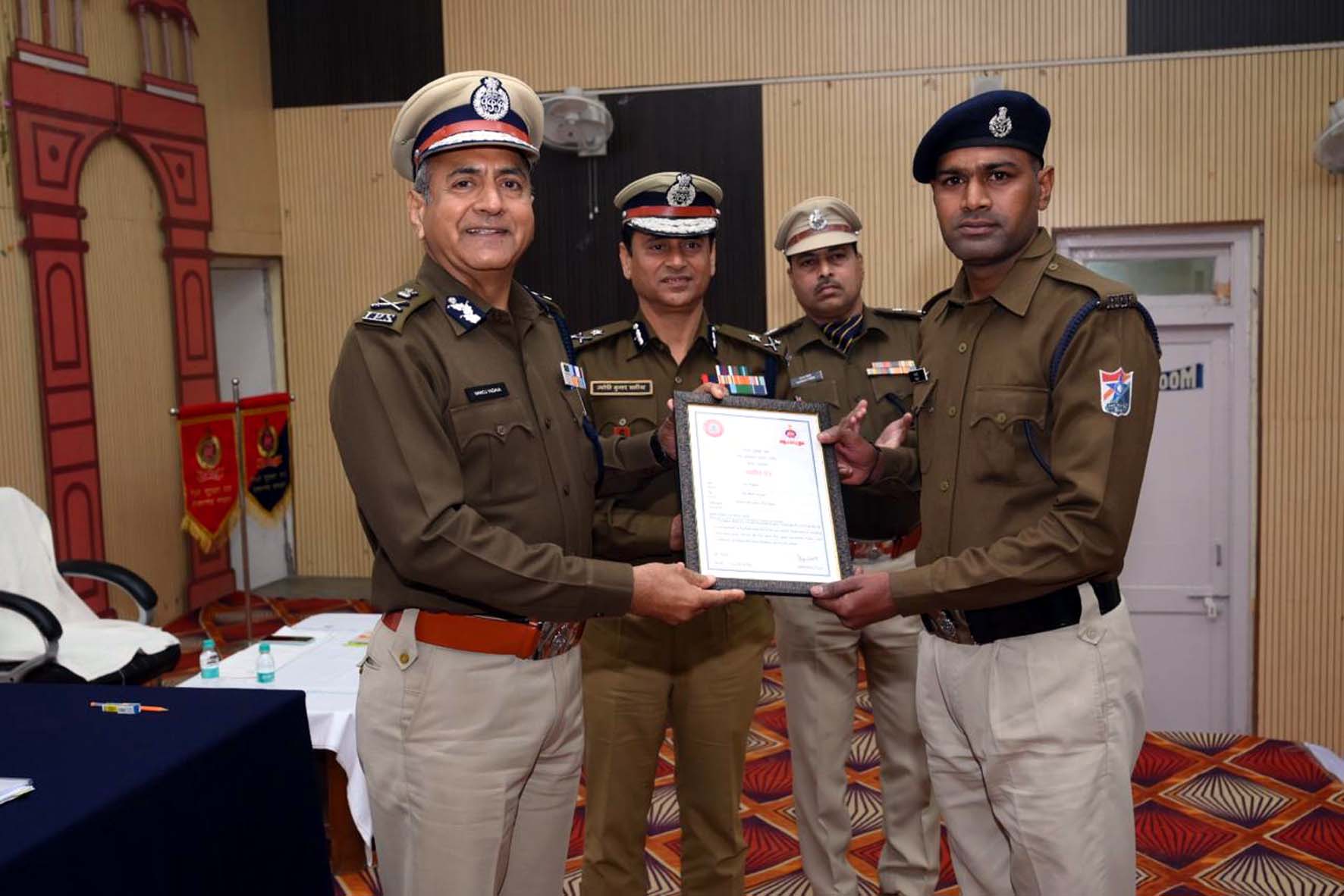 उत्कृष्ट कार्य करने वाले कर्मचारियों को सम्मानित करते महानिदेशक मनोज यादव। उत्कृष्ट कार्य करने वाले कर्मचारियों को सम्मानित करते महानिदेशक मनोज यादव।