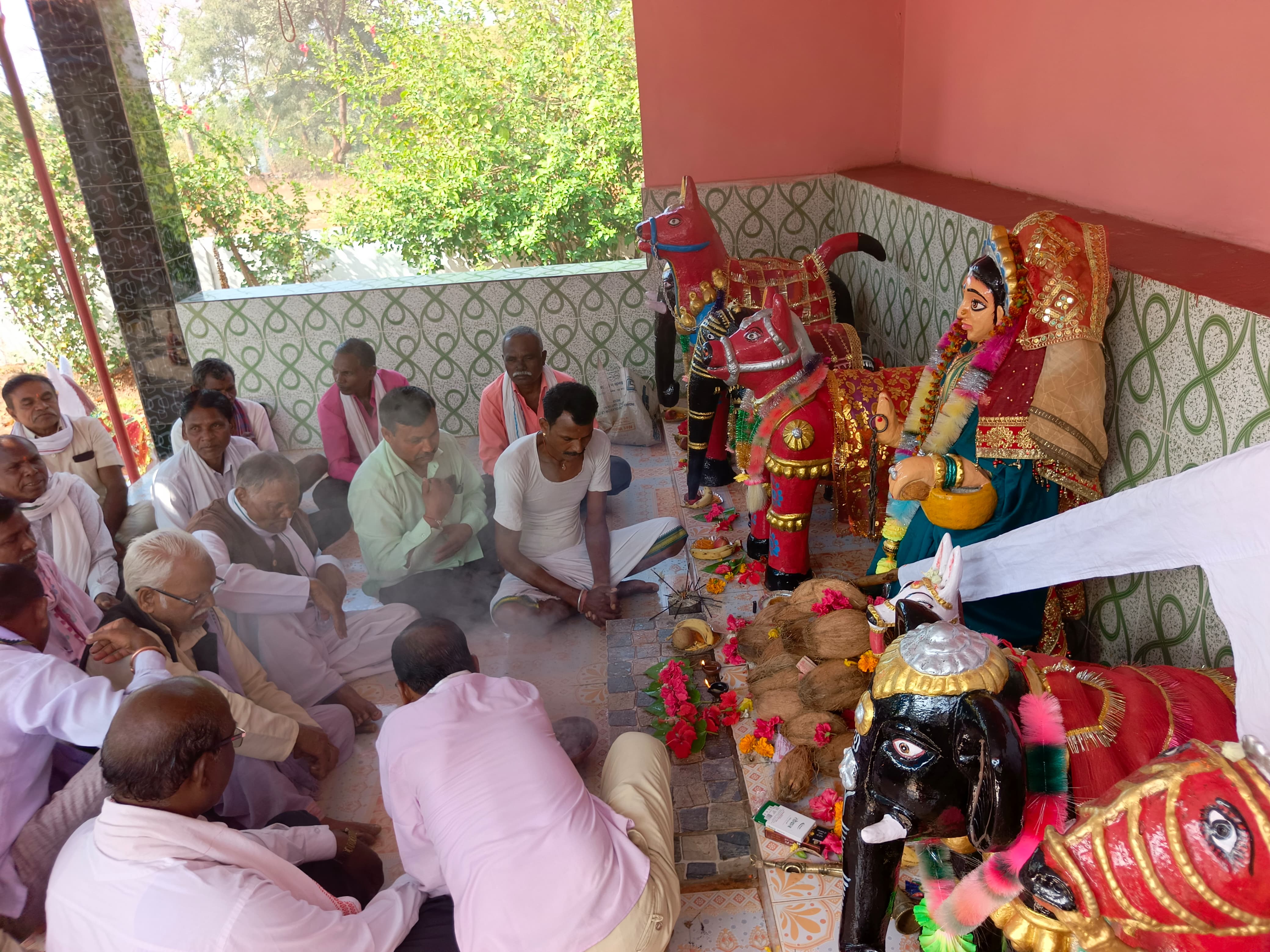 ग्राम बरारी डोगरी के मां लोल्लरदाई मंदिर में समूह में पूजा-अर्चना करते हुए मंदिर समिति के सदस्य। ग्राम बरारी डोगरी के मां लोल्लरदाई मंदिर में समूह में पूजा-अर्चना करते हुए मंदिर समिति के सदस्य।