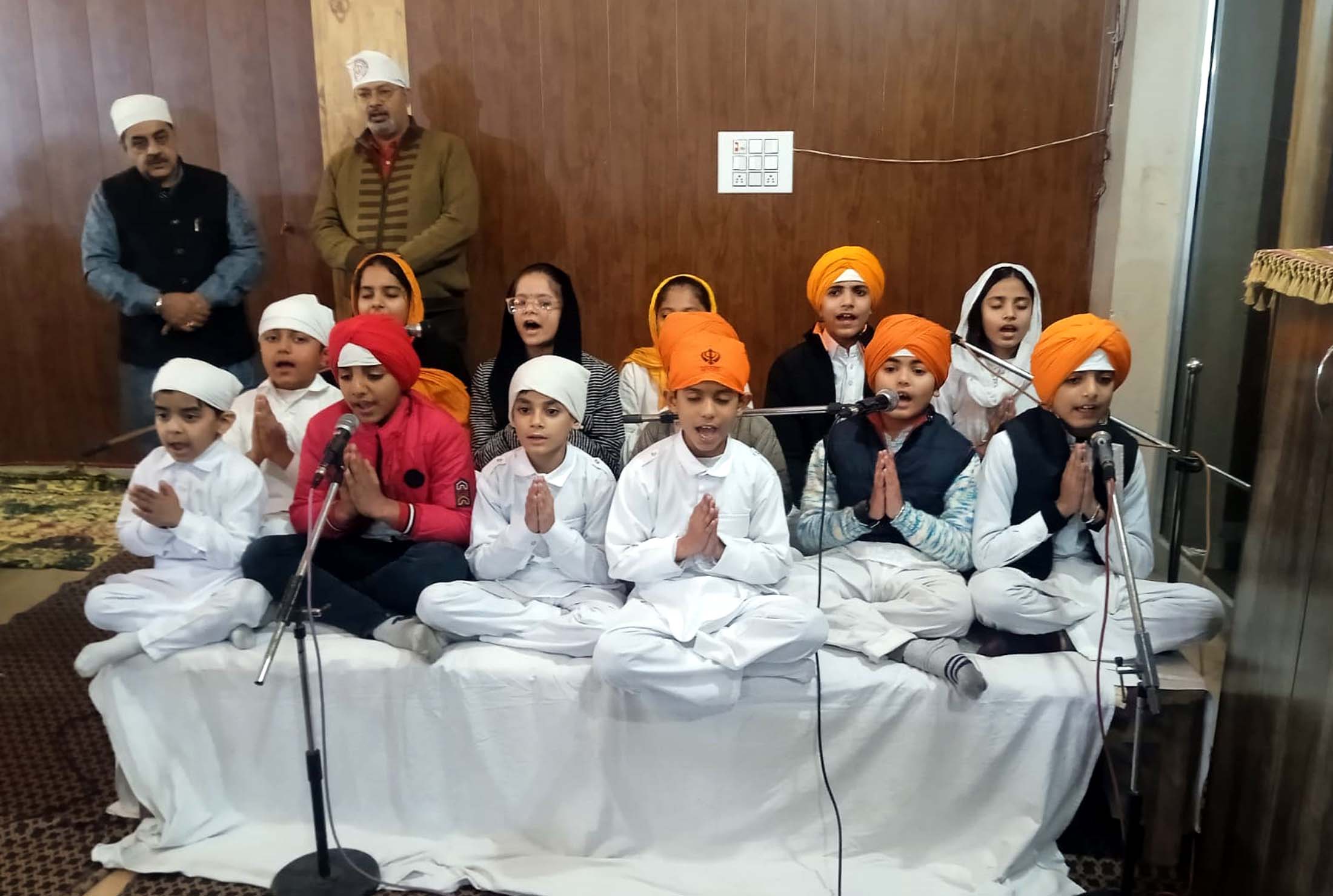 पाठ करते हुए बच्चे। पाठ करते हुए बच्चे।