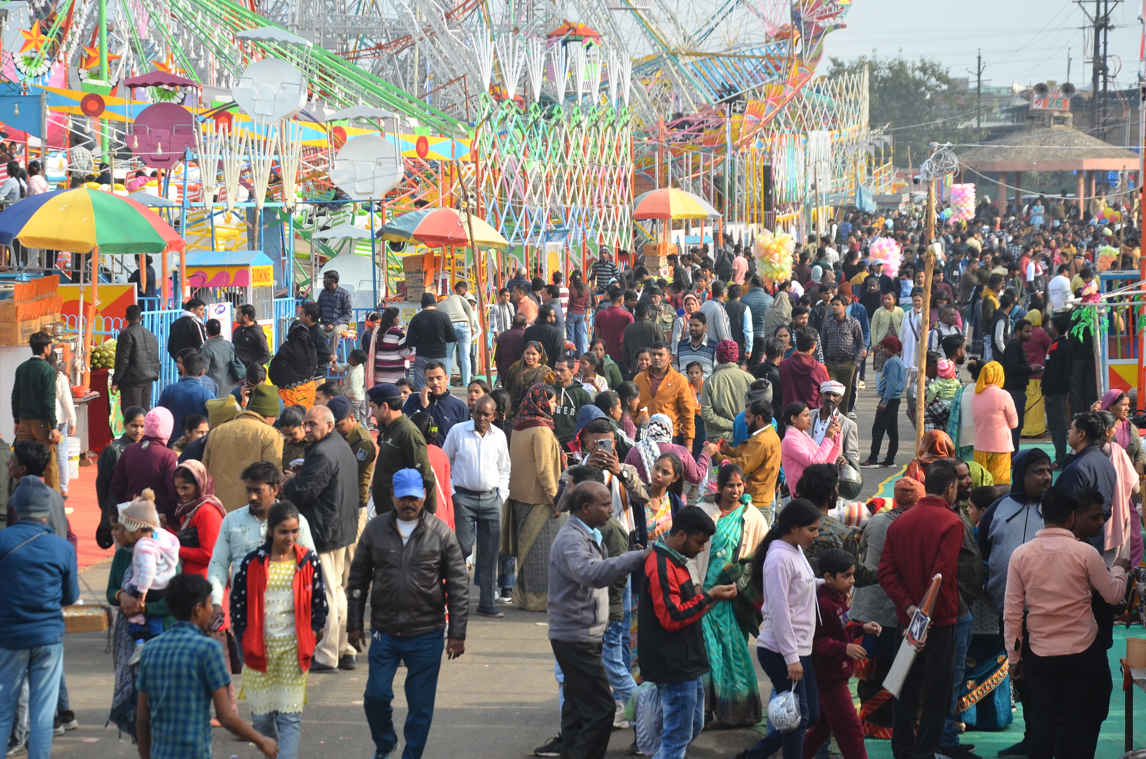 नववर्ष पर मेले में उमड़ी भीड़। नववर्ष पर मेले में उमड़ी भीड़।