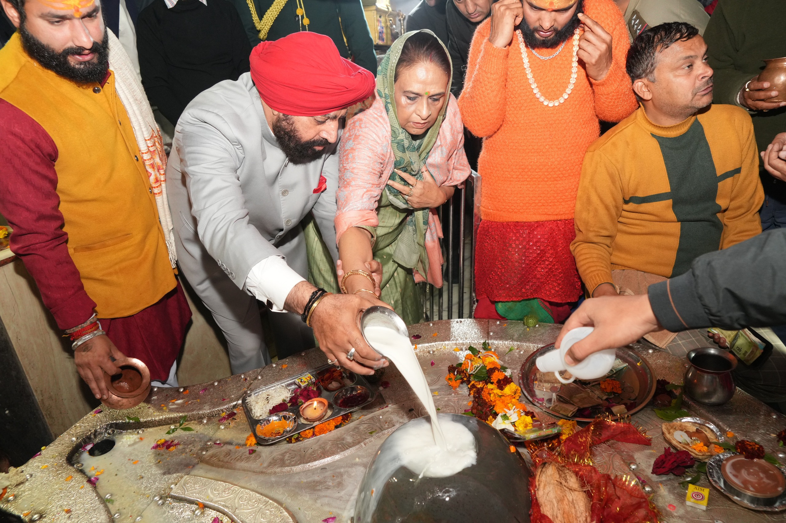 राज्यपाल टपकेश्वर मंदिर में पूजा अर्चना करते। राज्यपाल टपकेश्वर मंदिर में पूजा अर्चना करते।