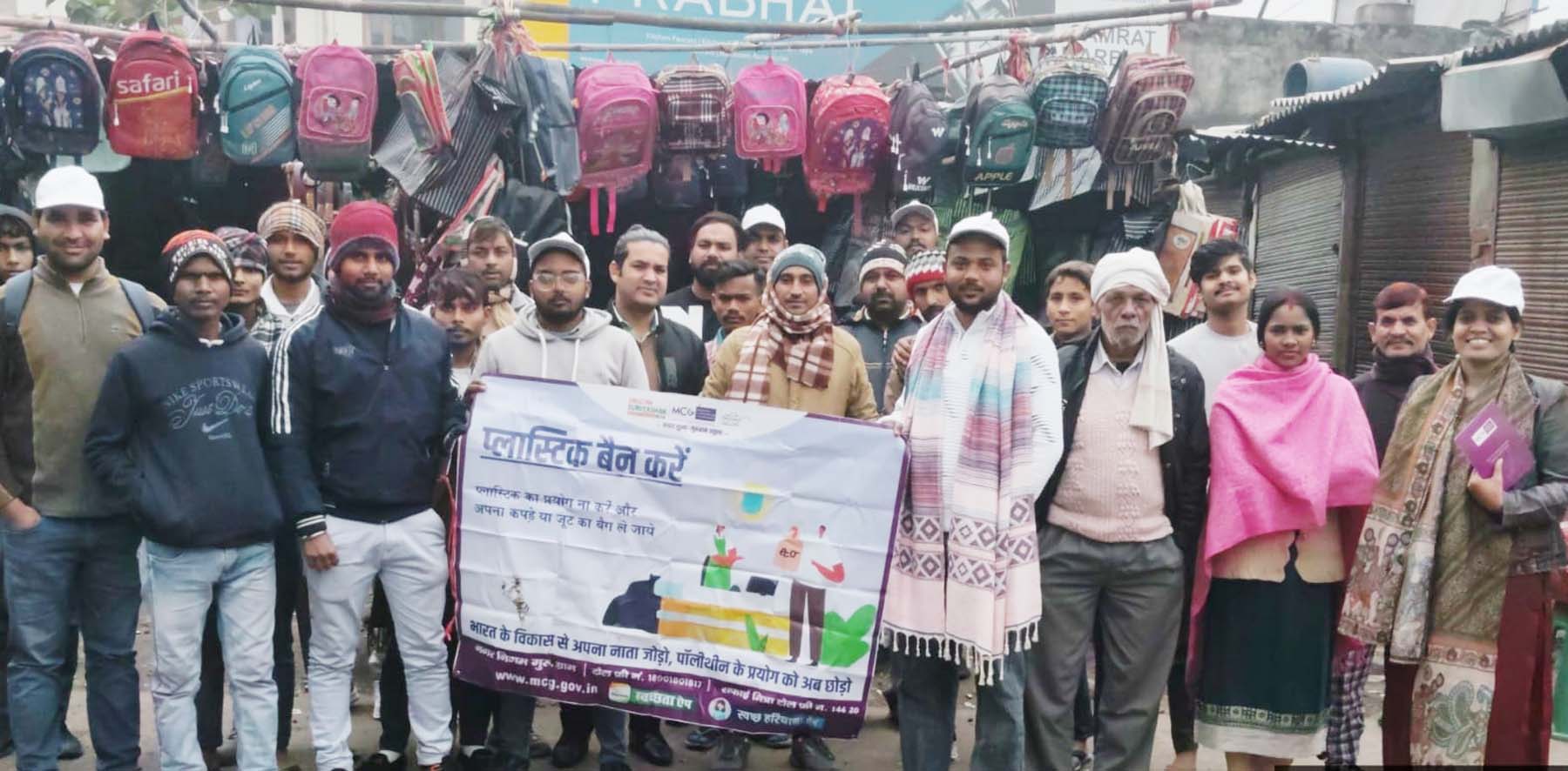 फोटो नंबर-02: गुरुग्राम की खांडसा अनाज मंडी में दुकानदारों को सिंगल यूज प्लास्टिक का यूज ना करने का संदेश देते निगमकर्मी। फोटो नंबर-02: गुरुग्राम की खांडसा अनाज मंडी में दुकानदारों को सिंगल यूज प्लास्टिक का यूज ना करने का संदेश देते निगमकर्मी।