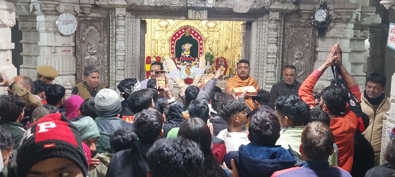 चित्तौड़गढ़ जिले के श्री सांवलिया जी मंदिर में भगवान के दर्शन करते श्रद्धालु। चित्तौड़गढ़ जिले के श्री सांवलिया जी मंदिर में भगवान के दर्शन करते श्रद्धालु।