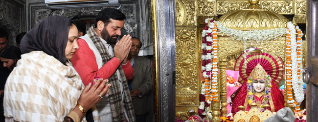 हरियाणा के मुख्यमंत्री नायब सैनी पत्नी सुमन सैनी के साथ माता मनसा देवी में पूजा करते हुए हरियाणा के मुख्यमंत्री नायब सैनी पत्नी सुमन सैनी के साथ माता मनसा देवी में पूजा करते हुए