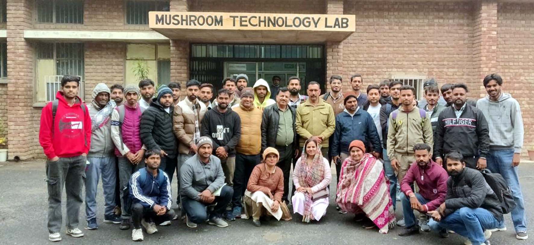 प्रशिक्षण के समापन अवसर पर प्रतिभागियों के साथ विशेषज्ञ। प्रशिक्षण के समापन अवसर पर प्रतिभागियों के साथ विशेषज्ञ।