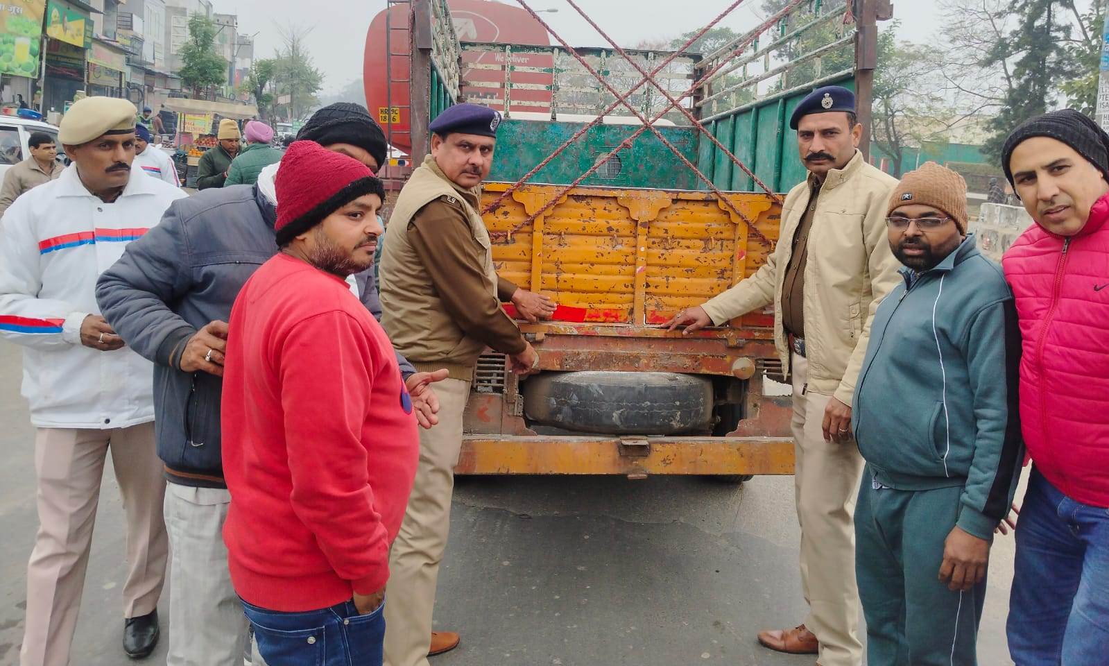 वाहनों पर रिफ्लेक्टर लगाते हुए ट्रैफिक पुलिस कर्मचारी वाहनों पर रिफ्लेक्टर लगाते हुए ट्रैफिक पुलिस कर्मचारी