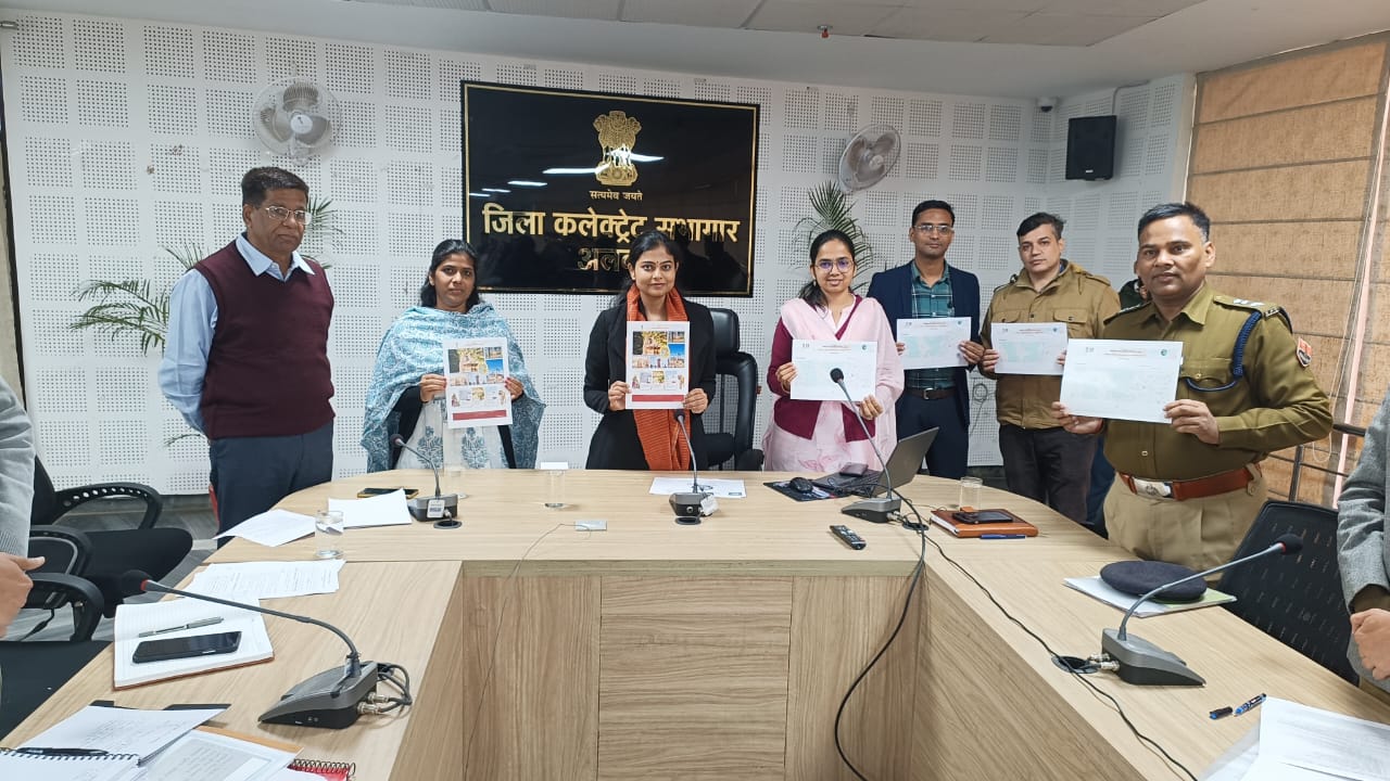 अलवर। पोर्टल का शुभारम्भ करते कलेक्टर व अन्य अधिकारी। अलवर। पोर्टल का शुभारम्भ करते कलेक्टर व अन्य अधिकारी।