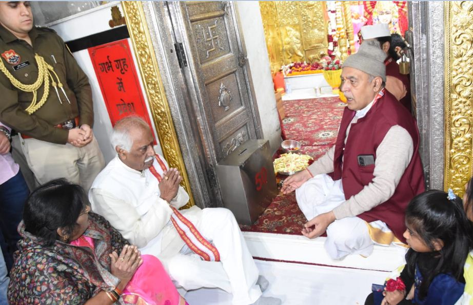 हरियाणा के राज्यपाल बंडारू दत्तात्रेय मनसा देवी में पूजा अर्चना करते हुए हरियाणा के राज्यपाल बंडारू दत्तात्रेय मनसा देवी में पूजा अर्चना करते हुए