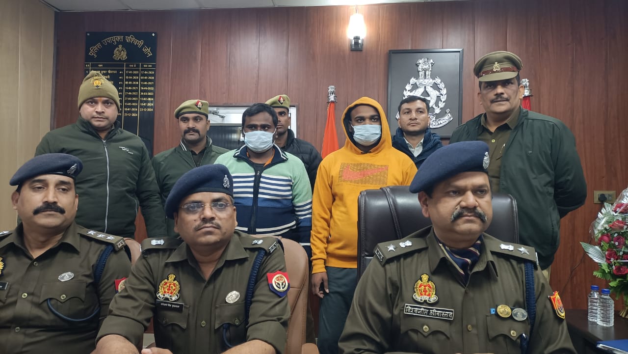 घटना का खुलासा करते पुलिस अधिकारी घटना का खुलासा करते पुलिस अधिकारी
