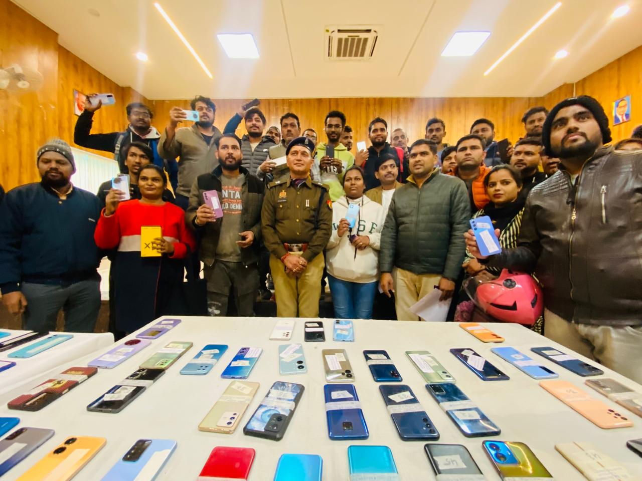 मोबाइल पाकर खुश हुए पीड़ित मोबाइल पाकर खुश हुए पीड़ित