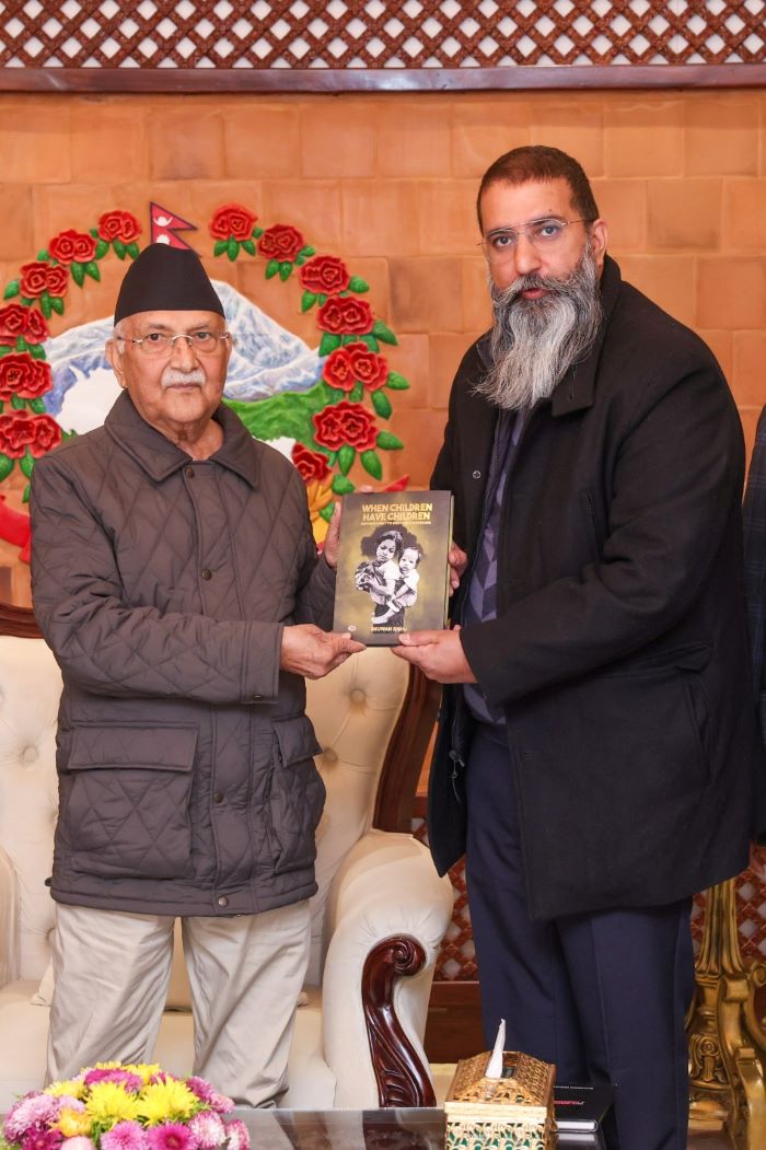 जस्ट राइट्स फॉर चिल्ड्रन के संस्थापक भुवन ऋभु अपनी पुस्तक व्हेन चिल्ड्रन हैव चिल्ड्रन - टिपिंग प्वाइंट टू एंड चाइल्ड मैरिज नेपाल के प्रधान मंत्री डॉ. के.पी. शर्मा ओली को भेंट करते हुए जस्ट राइट्स फॉर चिल्ड्रन के संस्थापक भुवन ऋभु अपनी पुस्तक व्हेन चिल्ड्रन हैव चिल्ड्रन - टिपिंग प्वाइंट टू एंड चाइल्ड मैरिज नेपाल के प्रधान मंत्री डॉ. के.पी. शर्मा ओली को भेंट करते हुए