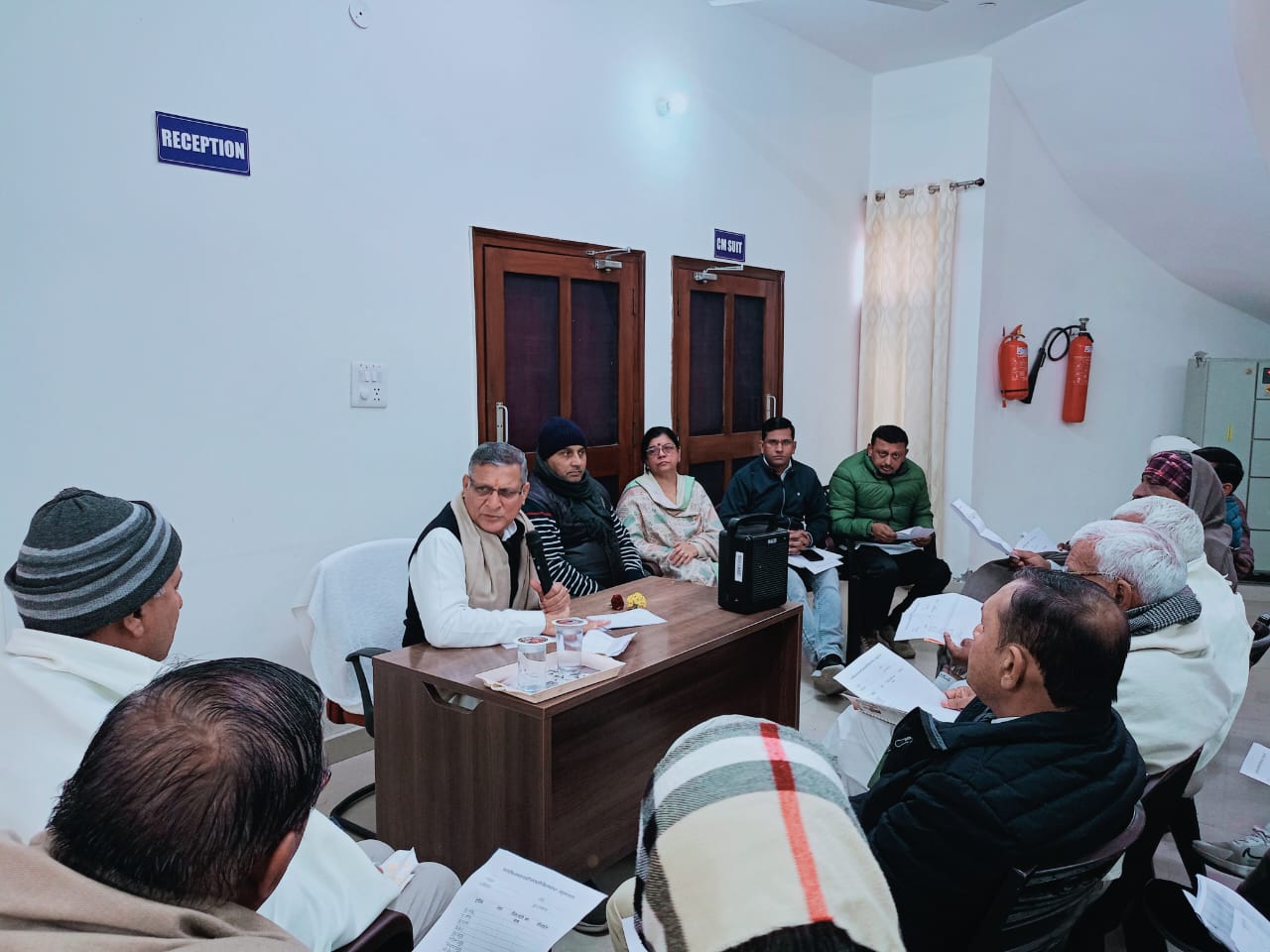 कार्यकर्ताओं की बैठक करते कंवर पाल कार्यकर्ताओं की बैठक करते कंवर पाल